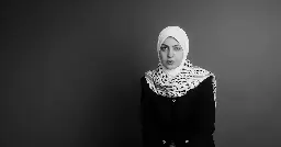 I 74 dage var Youmna verdens øjne i Gaza.  Men hun var også mor til fire børn, som skulle i sikkerhed
