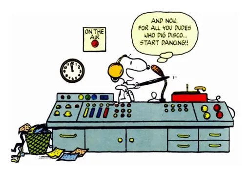 Snoopy en train de se préparer pour faire le DJ. Snoopy pose un disque de Vinyl et s'exclame : And now, for all you dudes who dig disco...start dancing !!q