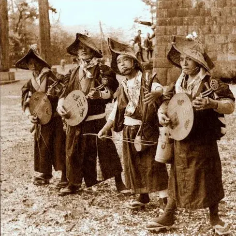 Two alternating frames of an image simulating depth. The photo is historical and shows Japanese musicians standing in line.