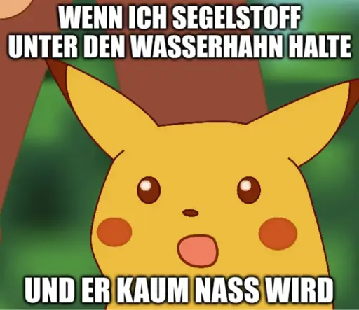 Überraschtes Pickachu Meme mit Text "Wenn ich Segelstoff unter den Wasserhahn halte und er kaum nass wird".