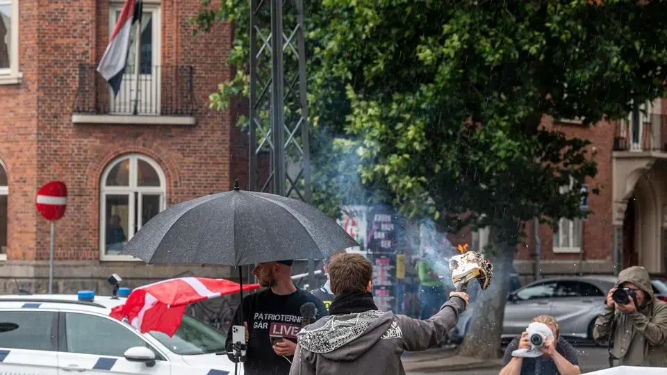 Regeringen bruger 20 sider på at beskrive sin 'nålestiksoperation', som politiet kalder elastik i metermål