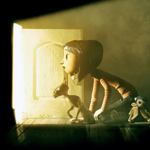 Stilbillede fra Coraline. En pige og en kat kigger igennem en lille dør. Man kan ikke se, hvad der er på den anden side af døren. Der kommer en kraftig lysstråle fra den anden side af døren.