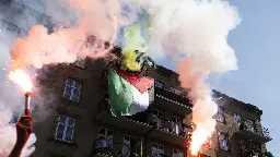 Kalder regeringens flagforbud en tynd kop te: Hvorfor ikke forbyde palæstinensiske flag fra vinduer?