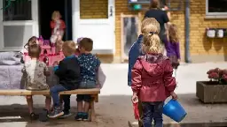 Kommuner svinger sparekniven og ét sted skal du hente dit barn klokken 14.35 om fredagen: - Det er jo helt latterligt