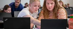 Det går ned ad bakke for danske skoleelevers digitale kompetencer